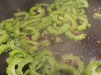 step4: 先爆香蒜頭豆豉, 之後將苦瓜落鑊炒熟。