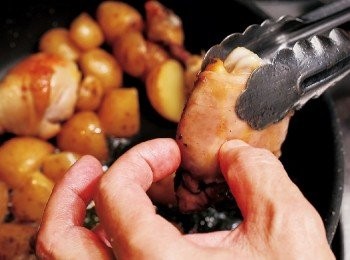 step10: 用手指按壓腿排肉，確認是否已經熟透且具彈性。煎至外皮呈引人垂涎的金黃色為止。(雞皮若沒有確實煎透就不好吃。請煎到酥脆噴香引人垂涎的狀態。)