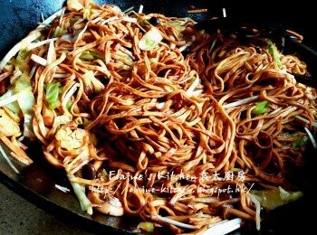 step8: 最後將椰菜回鑊 , 及加入韭黃拌勻炒數分鐘即可