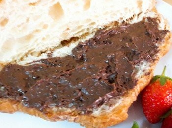 step2: 先把可頌從端約1/3的地方切開但不切斷 , 塗上阿華田醬