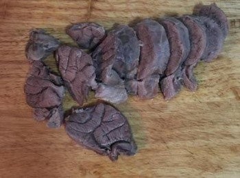 step6: 牛肉煮30分鐘後撈出，逆肉紋的將牛肉切成厚片。