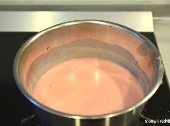 step11: 開始製作巧克力淋醬~
動物性鮮奶油小火加熱稍微冒泡沸騰就趕快下草莓巧克力磚攪拌融化囉~(不可以大火燒太久~以免油水分離)