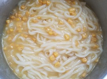 step5: 烏冬煮熟，取出瀝乾，將粟米湯和水加入鍋中煮滾，然後加入烏冬拌勻