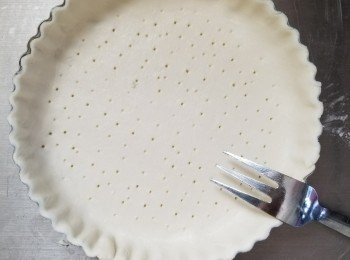 step3: 酥皮放室溫解涷後，放在批模上，在底部叉上小孔，放入已預熱焗爐以180°c焗15分鐘