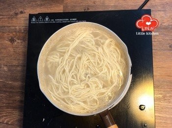 step8: 當煮滾時，加入一碗冷水，當再次煮滾時，麵條應該差不多好啦