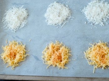 step2: 先將烘焙紙鋪在烤盤上，將芝士碎放在烘焙紙上，分成小份，每份隔有空間 ，再加點調味粉