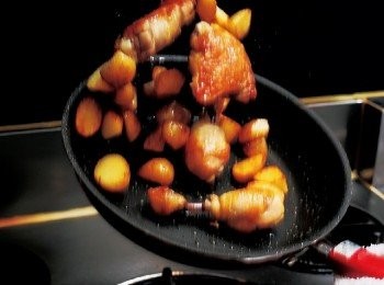 step14: 將取出的11 放回鍋中，甩動平底鍋煎至水分收乾為止。(從這個步驟起，想像是在鐵板上用油進行最後的加熱。)