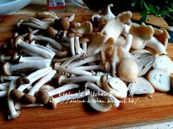 step2: 將所以菇菇用水沖洗乾淨 , 草菇切片 , 本菇切去尾部 , 大塊的秀珍菇切細塊