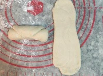 step16: 捲好後，轉成直向（圖右邊這樣），開口朝上，然後再次桿成長條。
註：同樣的，如果油酥跑出來就再抹回麵皮上。