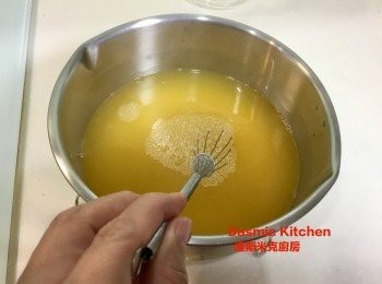 step4: 倒入金桔汁、百香果果醬、砂糖，混合至糖溶化為止