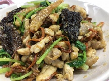 step1: <a href="https://bit.ly/2ZxapeY" target="_blank" data-keyword="雞扒" class="guide-link"><strong>雞扒</strong></a> <span style="display:inline-block;vertical-align:middle;margin-top:-3px;color:initial;border-radius:3px;padding:2px 3px;font-size:12px;line-height:14px;background:#87d300;color:#fff;">即買</span> (洗淨去皮切條，醃半小時以上),
蟲草花 羊肚菌 蝦乾(浸軟洗淨),
芹菜(洗淨切段),
薑(切片),
蒜頭(剁碎)