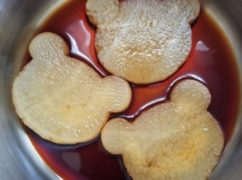 step3: 將3片大根浸老抽水，使其變成啡色