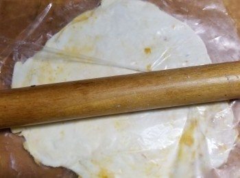 step10: 有剩的皮略雪硬後,取出蓋上膠紙再用麵棍碌成薄塊,再吸出4塊圓形就可以再做多兩棵玫瑰花