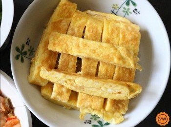 step2: 玉子燒的部份也可以將蛋打碎後直接蒸成薄蛋皮之後，再切成細條狀亦可
