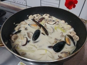 step6: 滾起後加入蜆肉及青口煮至再度滾起