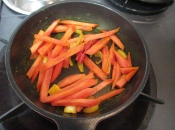 step3: 取小鍋子,倒入酒,味霖,紅蔥頭碎,蒜碎,黃薑粉及辣椒煮滾,出香氣放入步驟1拌勻.