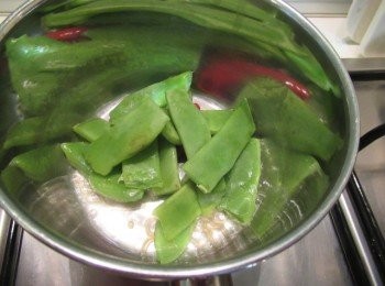 step3: 步驟2收乾到8分時,放入步驟1,邊拌邊加熱煮至收乾即可.