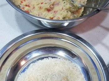 step6: 將薯容做成圓波型，拍上麵包糠（可令煎起時更脆口）。