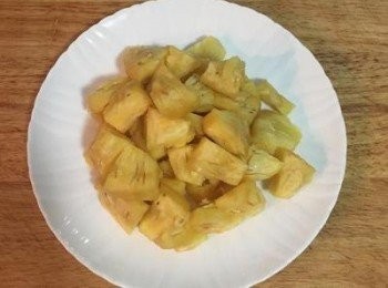 step2: 新鮮的鳳梨去芯後切小塊備用。