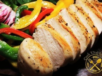 step1: <a href="https://bit.ly/3EZL8dD" target="_blank" data-keyword="雞胸" class="guide-link"><strong>雞胸</strong></a> <span style="display:inline-block;vertical-align:middle;margin-top:-3px;color:initial;border-radius:3px;padding:2px 3px;font-size:12px;line-height:14px;background:#87d300;color:#fff;">即買</span> 肉洗淨，印乾，用黑胡椒粉及鹽兩邊調味。
準備慢煮袋，放入<a href="https://bit.ly/3EZL8dD" target="_blank" data-keyword="雞胸" class="guide-link"><strong>雞胸</strong></a> <span style="display:inline-block;vertical-align:middle;margin-top:-3px;color:initial;border-radius:3px;padding:2px 3px;font-size:12px;line-height:14px;background:#87d300;color:#fff;">即買</span> ，將20克牛油放上<a href="https://bit.ly/3EZL8dD" target="_blank" data-keyword="雞胸" class="guide-link"><strong>雞胸</strong></a> <span style="display:inline-block;vertical-align:middle;margin-top:-3px;color:initial;border-radius:3px;padding:2px 3px;font-size:12px;line-height:14px;background:#87d300;color:#fff;">即買</span> ，擠入適量橄欖油，封好。