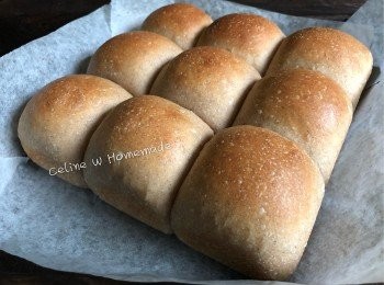 step1: 麵團搓至能拉起薄膜，搓圓發酵至兩陪大，排氣
後把麵團分成9等份搓圓 給麵團靜止20分鐘，
做型時包入軟心芝士收口滾圓，排放在方型焗盆上 發酵至1.5至2倍大，放入己預熱的焗爐