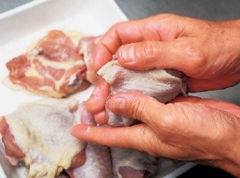 step2: 撒鹽，使整體入味。(在腿排肉的肉身與棒腿肉的切面（肉身）上撒多一點鹽。剩餘的鹽抹在皮上，用手輕搓使整體入味。此時用手握住棒腿肉，順勢用力往外拉來塑形，腿排肉則是將雞皮攤平。在常溫下靜置15∼30分鐘左右，使其入味。)