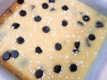 step8: 20分鐘到取出灑上珍珠糖再入烤箱烤30分鐘