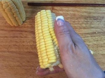 step3: 第一排玉米取下來後，就可以有空間，讓我們用姆指靠近手掌的肌肉，去扳第二排的玉米。