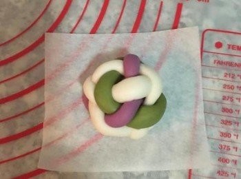step17: 翻面後，放在饅頭紙上。