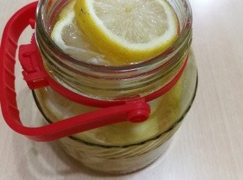 step2: 在玻璃瓶放一層檸檬，再放一層冰糖，如此類堆，放滿玻璃瓶。