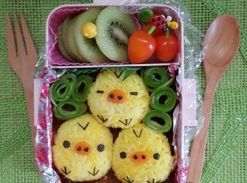 step3: 用夾夾起五官慢慢貼在雞仔飯團上
放埋生果 同配菜 就搞掂喇