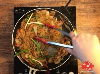 step10: 再加入蔥段略為拌炒即可上碟享用