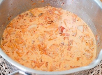 step3: 下麵粉後炒一分鐘，然後逐少加入牛奶，用中火煮沸後轉小火再煮五分鐘，下鹽、雞粉和黑胡椒調味