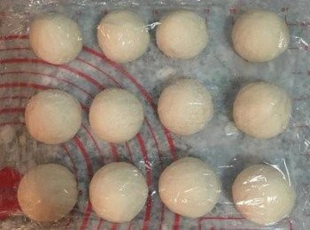 step10: 等量分割成12塊（+-@54g)，滾圓，並用保鮮膜蓋著。