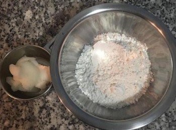 step5: 油酥的制作: 先將材料秤好。
註:豬油可以用任何一種家裡有的油品做替換，只是最好不要選擇味道過重的油。