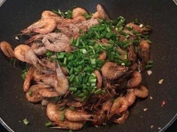 step10: 放入蔥綠拌炒後即可起鍋。