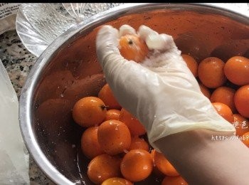 step2: 先用適量的鹽塗抹柑桔，再加入清水浸1-2小時，去除農藥，然後瀝水備用。