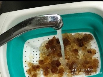 step2: 將泡軟的桃膠表面的雜質去取，再用清水洗淨，掰成均勻的小塊，瀝水備用。