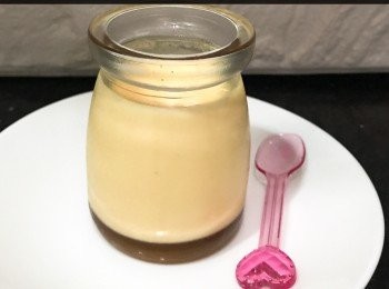 step4: 把蛋黃溶液倒入煉奶魚膠粉溶液。邊倒邊攪拌。以中慢火煮，要不停攪拌，放涼後倒入布丁杯。蓋上保鮮紙。雪1小時或以上完成。