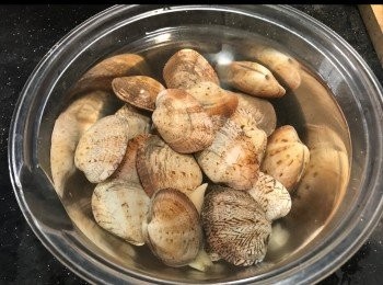 step1: 先用一茶匙鹽加入水，浸入大蜆。
等蜆吐沙約一小時。