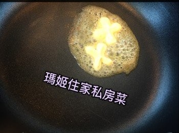 step2: 預熱煎pan👉🏻落牛油👉🏻溶左後