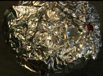 step6: 將炒好了的飯，裝入南瓜容器中，蓋上南瓜剖開的頂部，再用錫箔紙包好它，放入以預熱的210 C 焗爐內焗15-20分鐘便可。