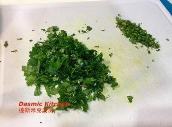 step18: D. ⟪義大利香芹⟫切法: 1. 整株軟嫩者，可全部切碎。