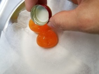 step1: 2個咸蛋黃平均淋上1/3樽蓋玫瑰露酒(用玫瑰露酒會香好多及咸蛋黃唔會腥)