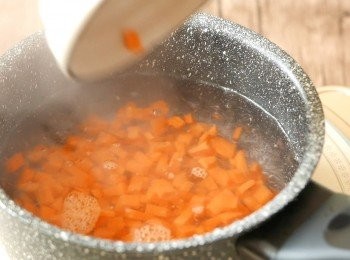 step3: 把甘筍洗淨，去皮後切成小粒，煮滾一鍋水，下鹽，下甘筍以中火煮5分鐘。把甘筍撈起，隔水，放涼至蒸汽散掉後，放入雪櫃(4℃)冷藏。