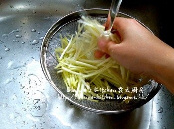 step1: 韭黃切段 , 用水沖一沖洗及瀝乾