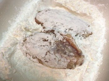 step2: 醃好的<a href="https://bit.ly/3zHU5V3" target="_blank" data-keyword="雞翼" class="guide-link"><strong>雞翼</strong></a> <span style="display:inline-block;vertical-align:middle;margin-top:-3px;color:initial;border-radius:3px;padding:2px 3px;font-size:12px;line-height:14px;background:#87d300;color:#fff;">即買</span> 沾上生粉。