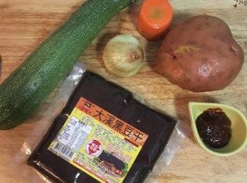 step1: 將蔬果洗淨備用。（這顆馬鈴薯超大，所以只用了半顆）