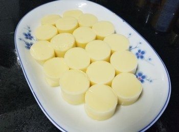 step1: 玉子豆腐，將玉子豆腐切件放好