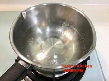step3: 清水倒入鍋中以中火煮滾後，熄火！！